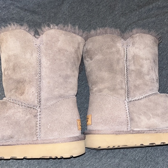 LOWEST!- Size 9 bailey button excellent condition Uggs. - Picture 4 of 15